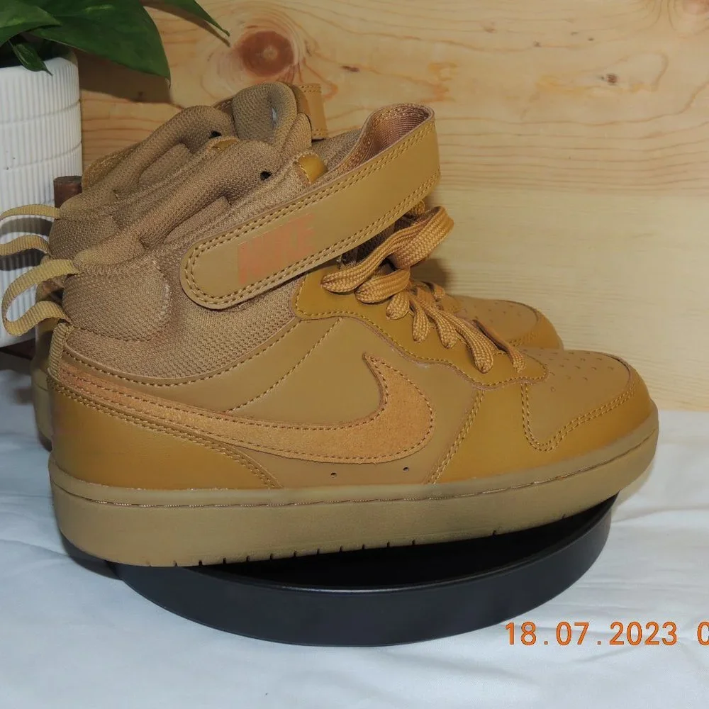 NIKE Sneakers